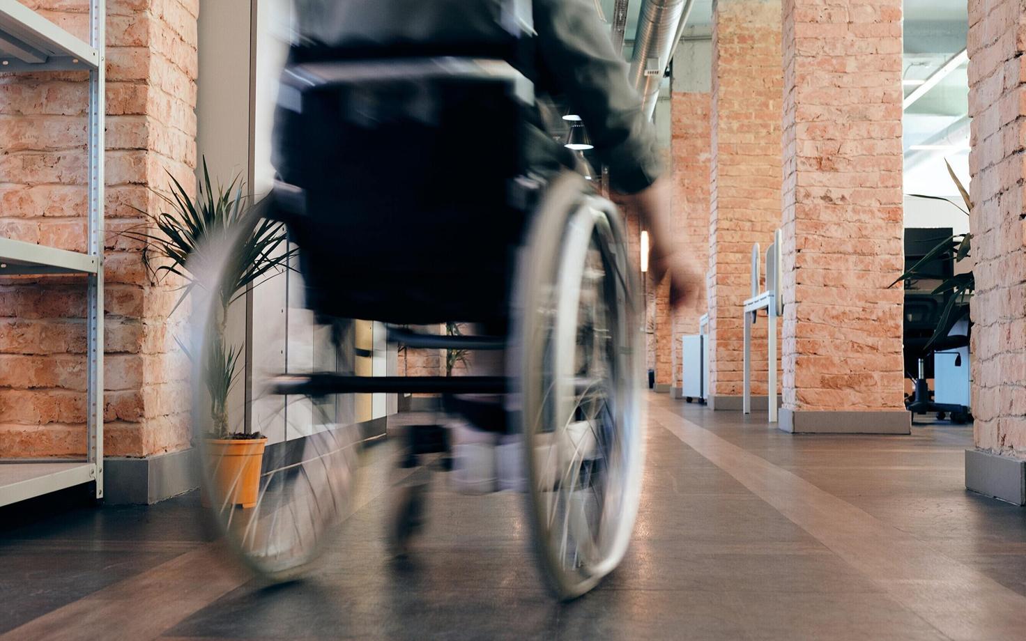 Человек в инвалидном кресле