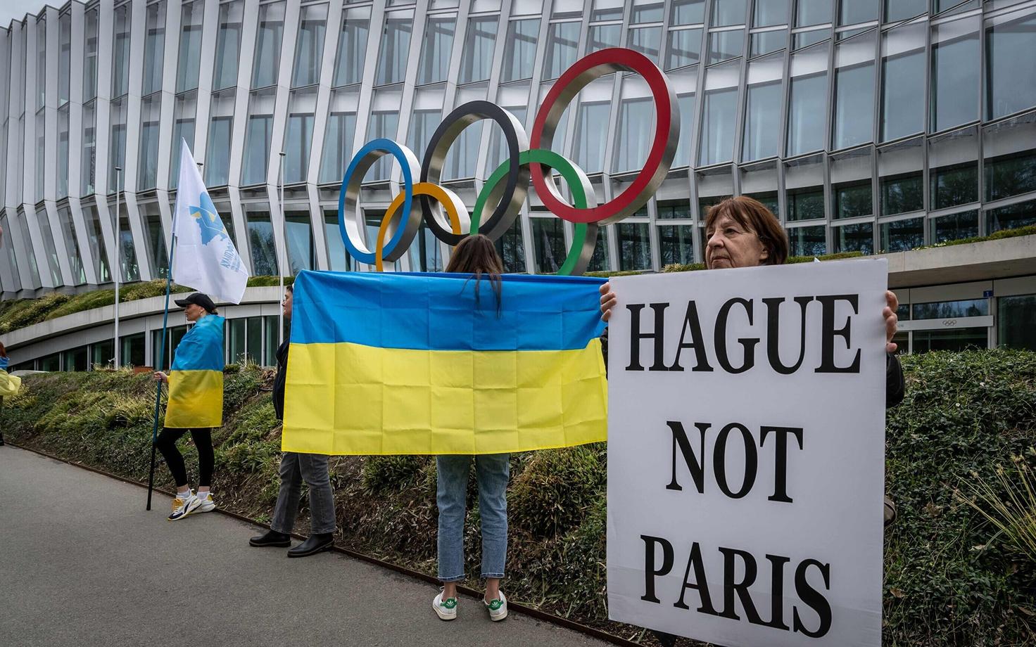 Протестующие возле штаб-квартиры МОК.