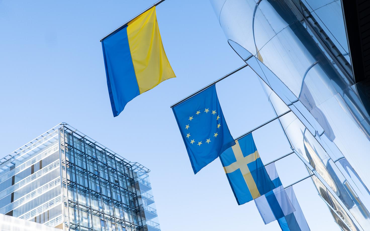 Флаги Украины, ЕС и других стран Евросоюза. Иллюстративная фотография.