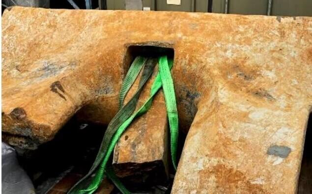 Поднятый со дна моря якорь.