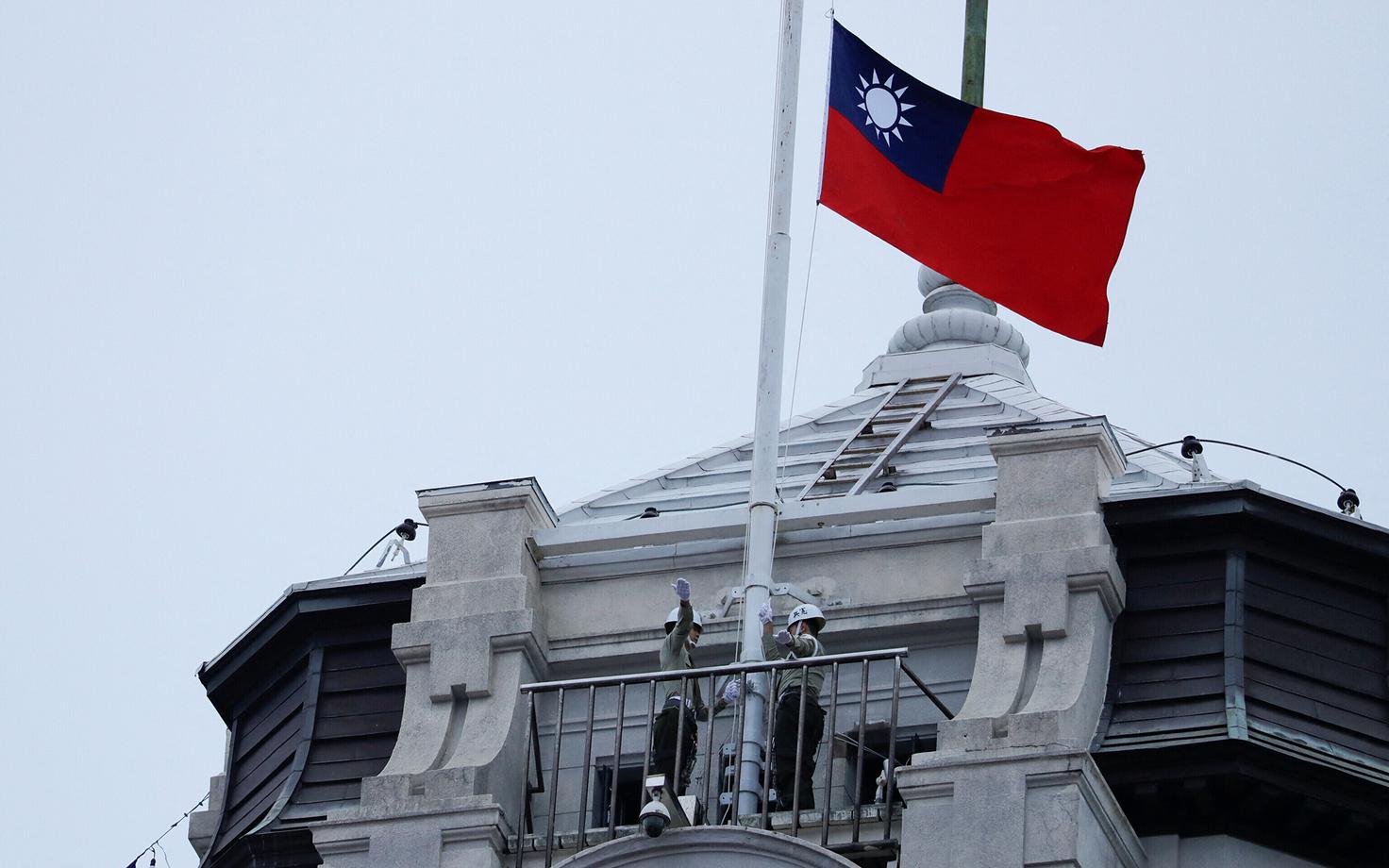 Taiwani lipu pidulik heiskamine Taipeis riigi presidendipaleel.