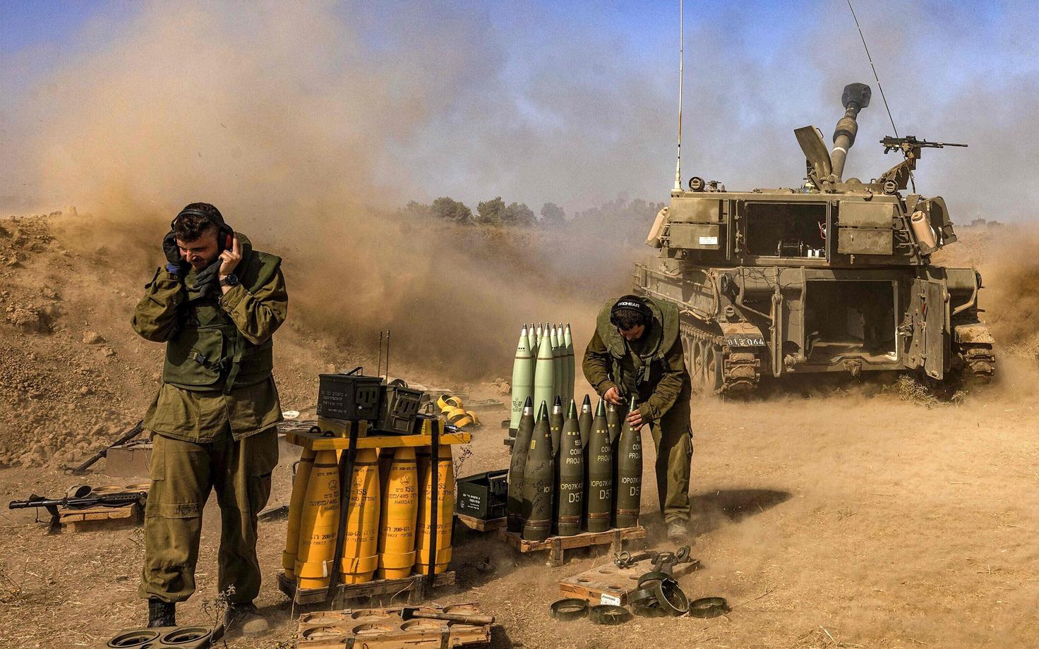 Iisraeli kaitsevägi tulistamas Gaza sihtmärkide pihta.