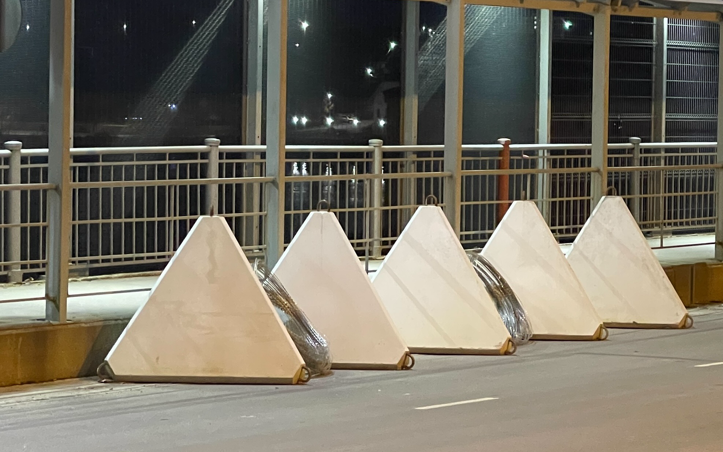 Бетонные пирамиды на мосту в Нарве.