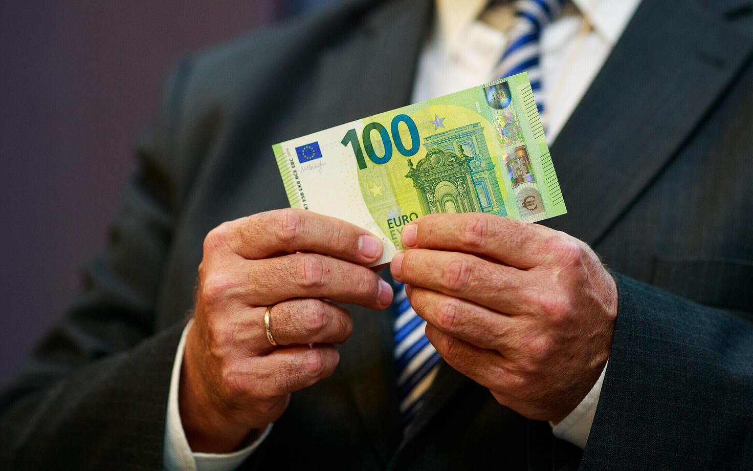 100 eurot. Foto on illustratiivne.