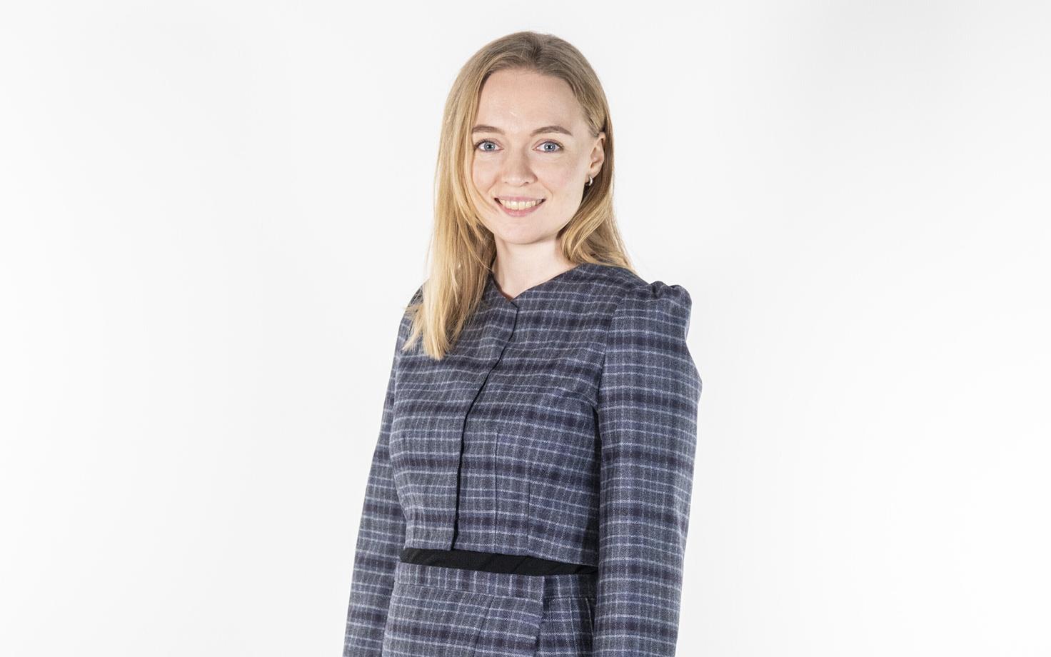 Inger Pürjema kaapotkleitidest ja šotiruudulisest kangast inspireeritud komplektis