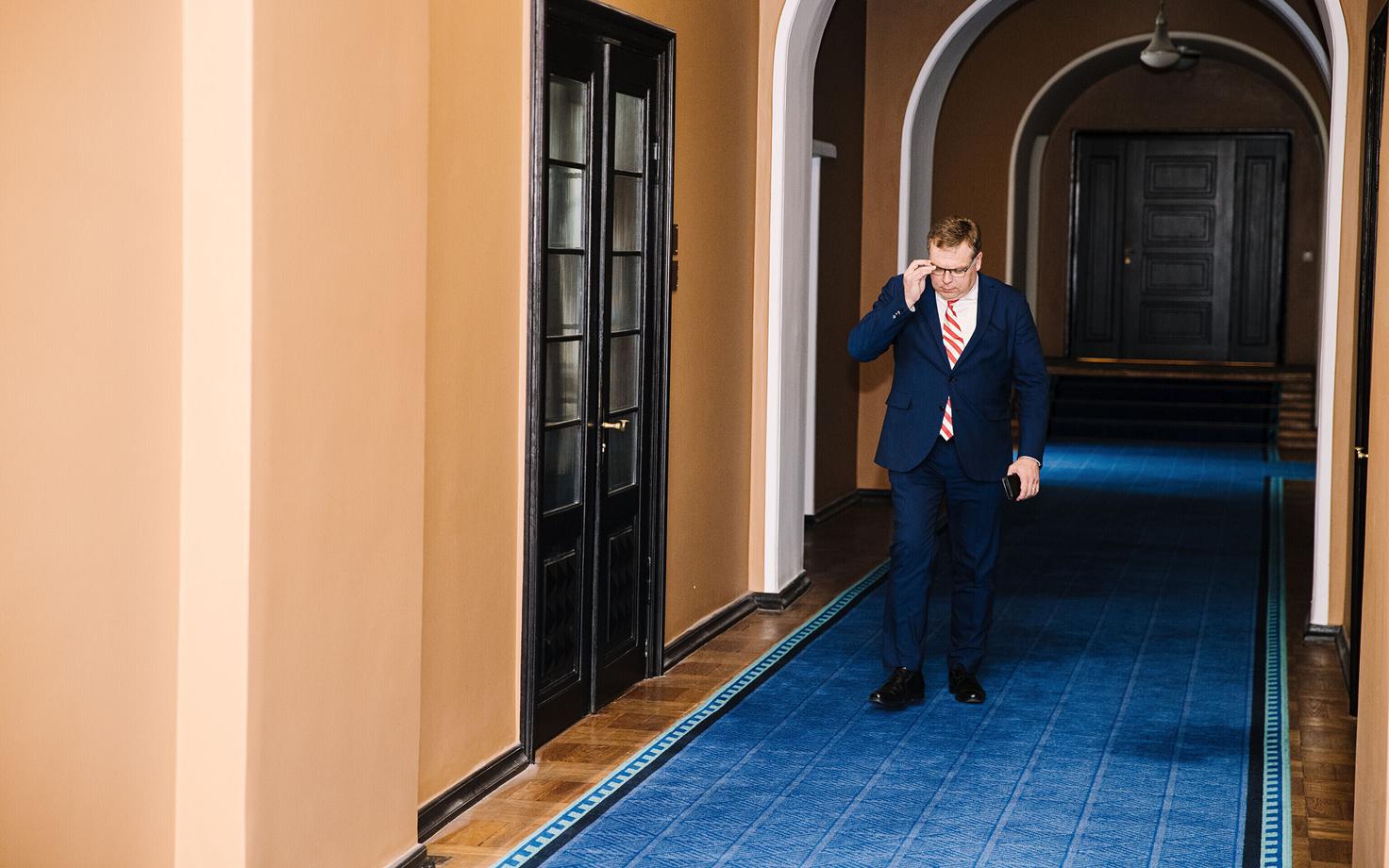 Lauri Hussar riigikogu koridoris.