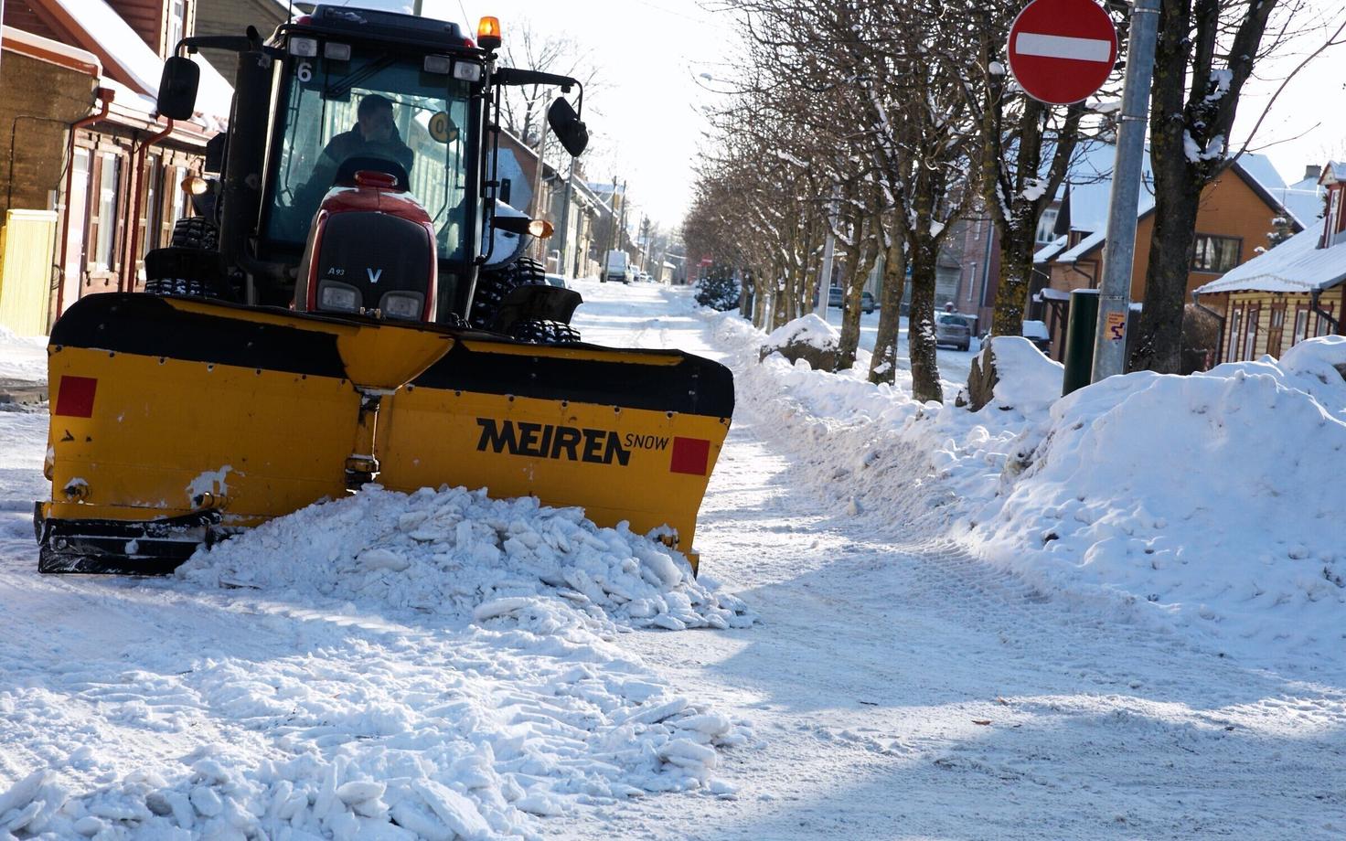 Snow being plowed on a Tartu street.