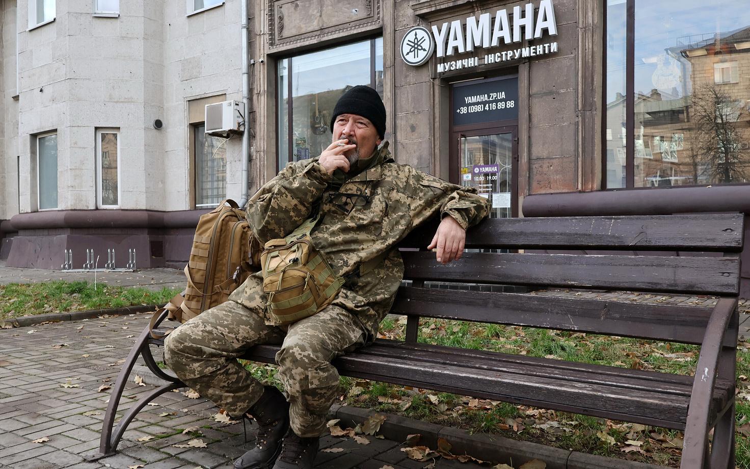 Украинский солдат отдыхает.