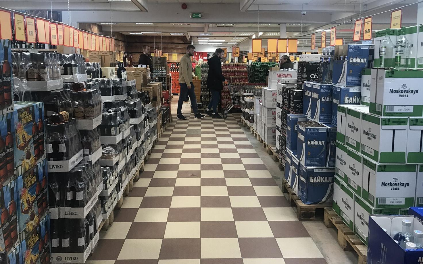 Покупатели в алкогольном магазине Alko 1000 в латвийской Валке недалеко от границы с Эстонией.