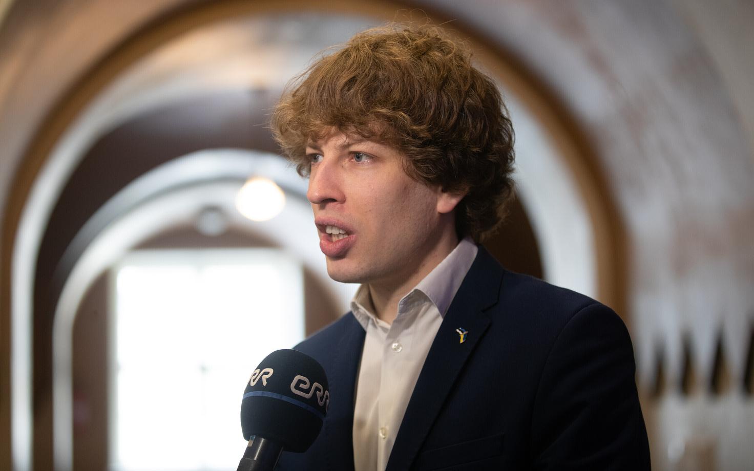 Tanel Kiik (Center).