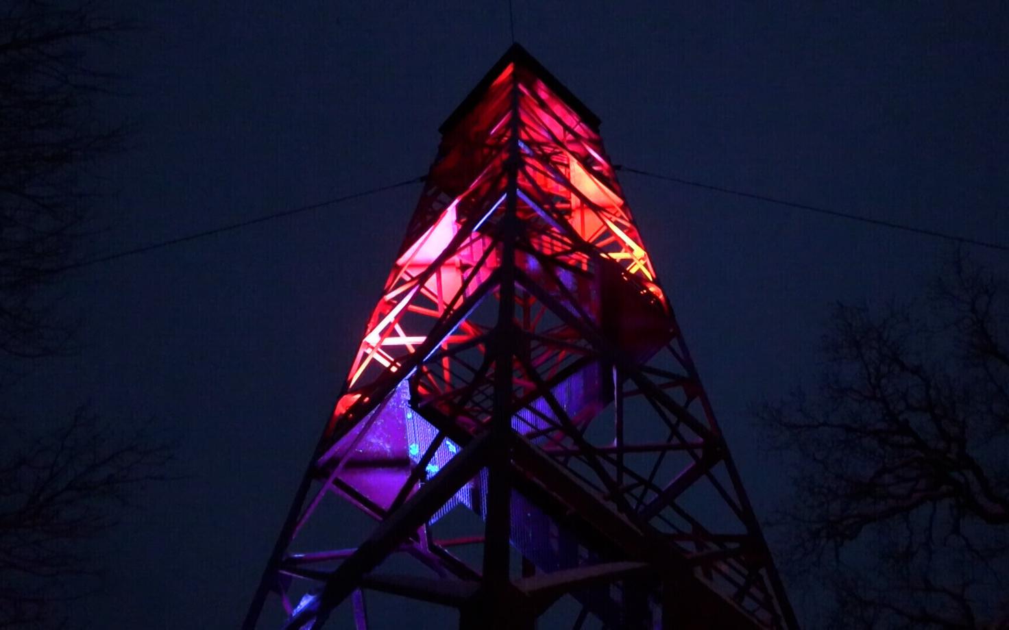The Rauna viewing platform in Viidumäe illuminated.