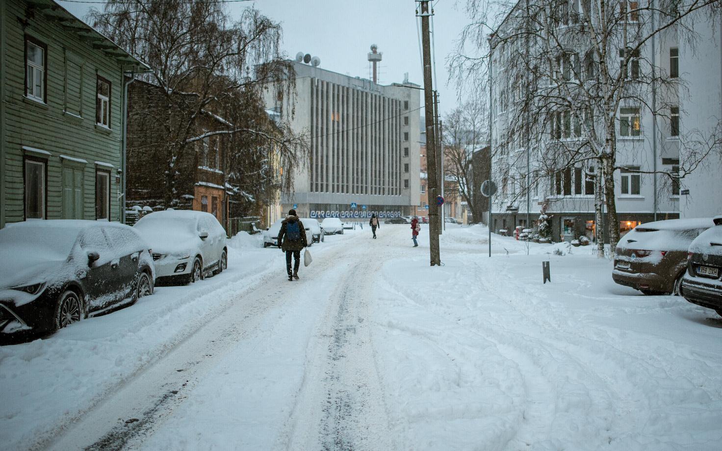 A snowy Faehlmanni street in central Tallinn.