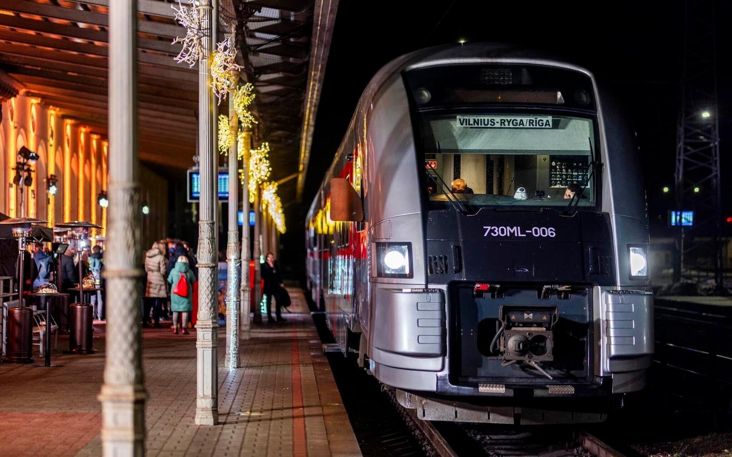 Первый поезд был полностью заполнен.