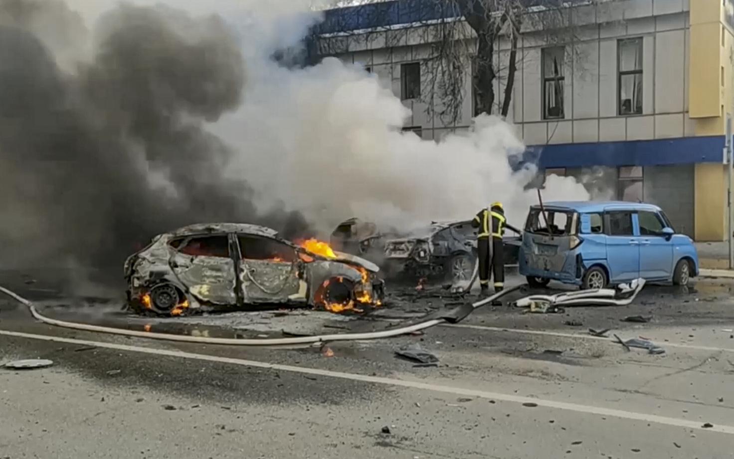 Venemaa tuletõrjujad Belgorodi pommitamise tagajärgi likvideerimas.