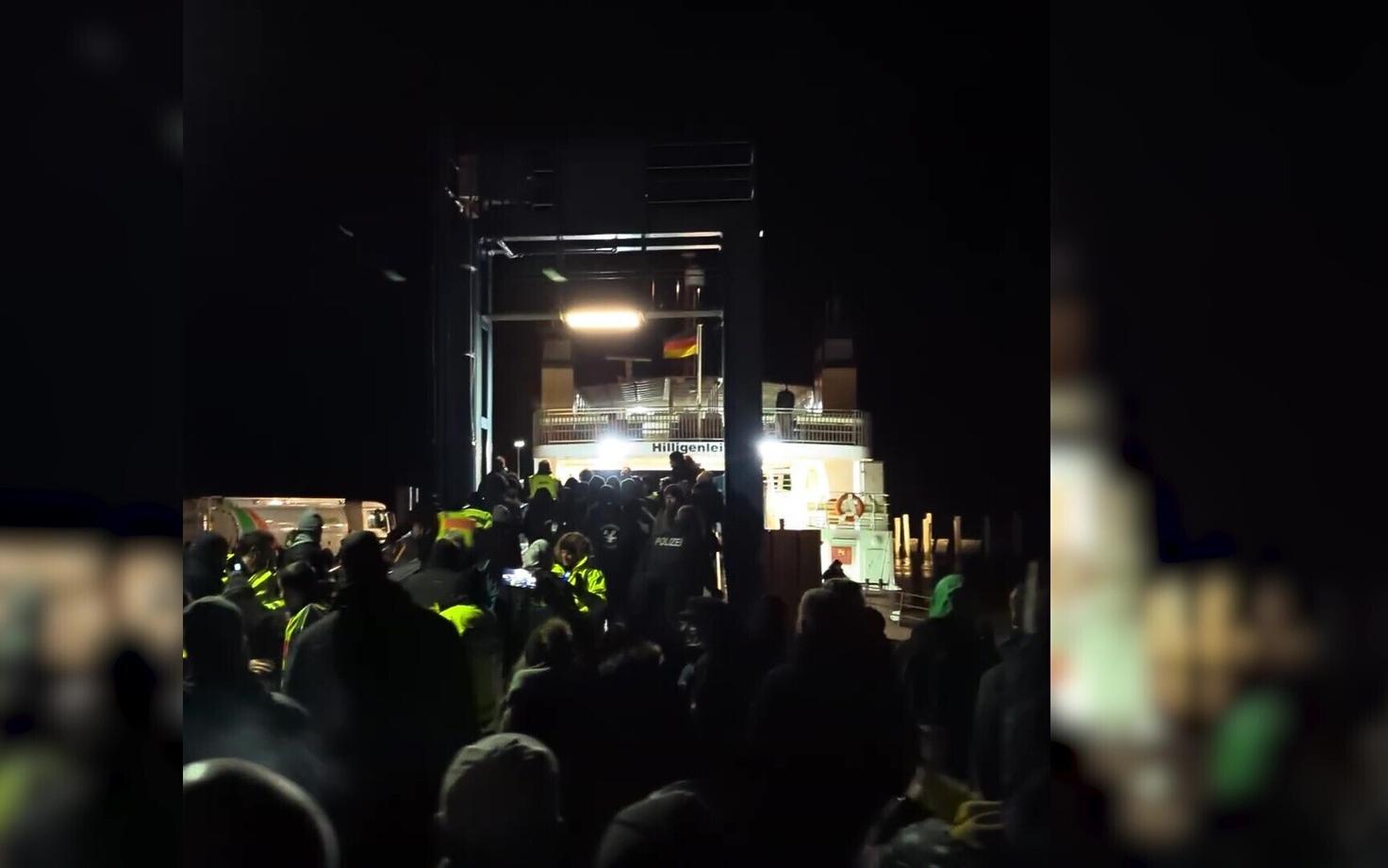 Parvlaevale tungida proovinud meeleavaldajad takistasid Saksa majandusministril Robert Habeckil sealt lahkumist.