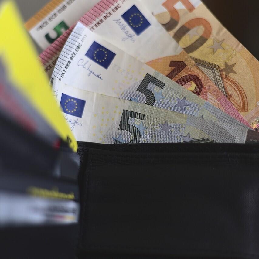 Деньги. Иллюстративная фотография.