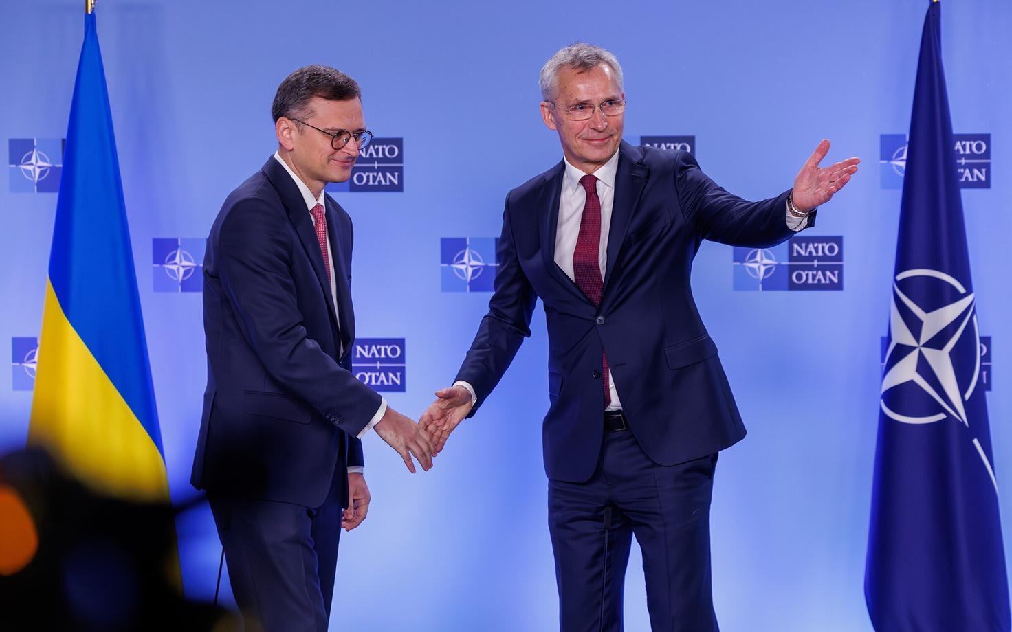 Ukraina välisminister Dmõtro Kuleba (vasakul) ja NATO peasekretär Jens Stoltenberg mullu novembris.