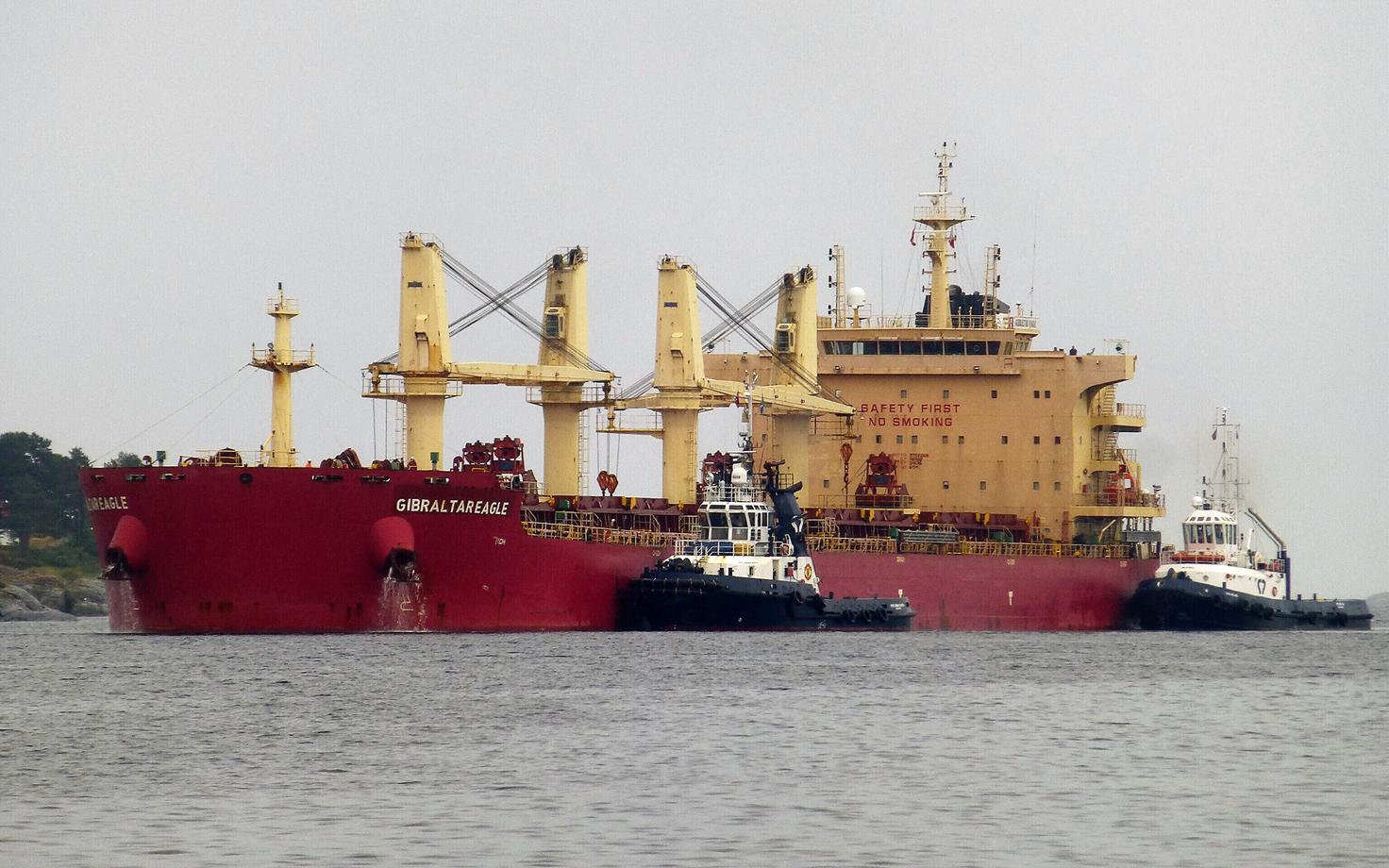 Esmaspäeval raketitabamuse saanud puistlastilaev Gibraltar Eagle.