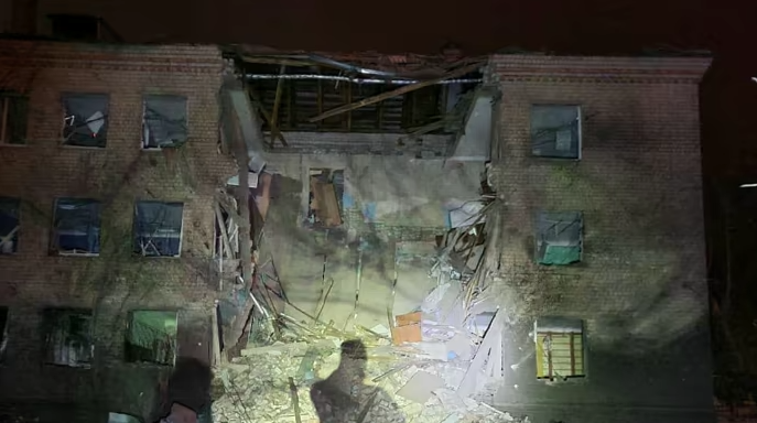 Поврежденный в результате российской ракетной атаки жилой дом в Харькове.