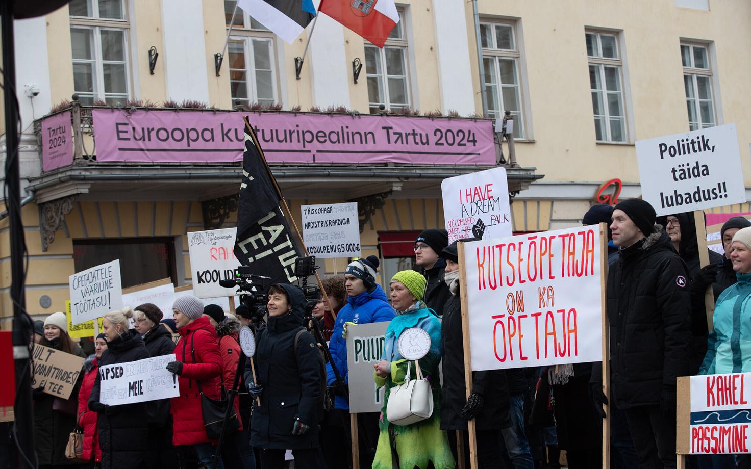 Meeleavaldus haridustöötajate toetuseks Tartu raekoja platsil