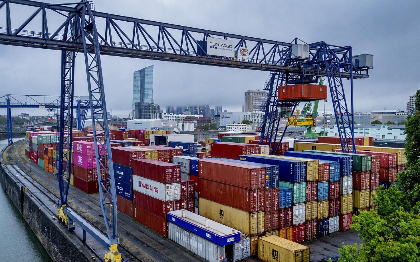 Контейнеры в порту Франкфурта, Германия.