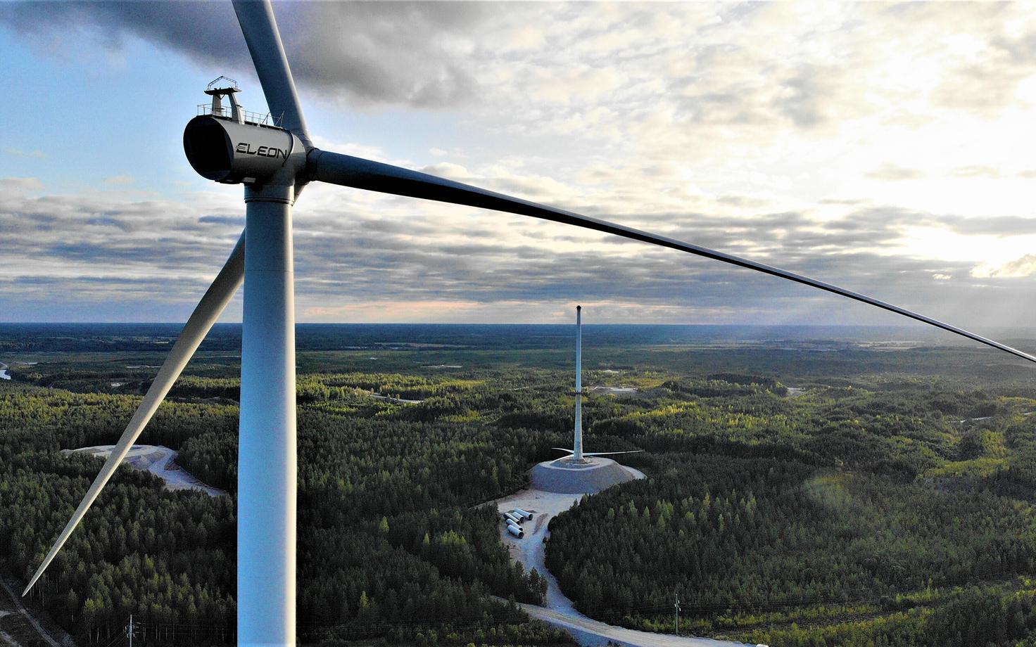 Парк ветрогенераторов в Айду.