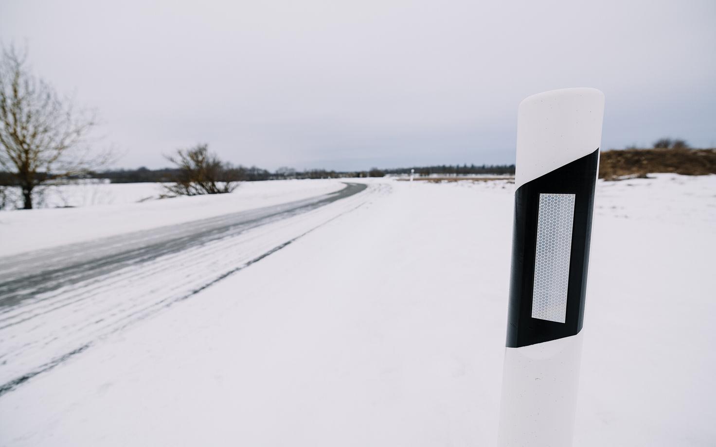 Заснеженная автомобильная дорога.