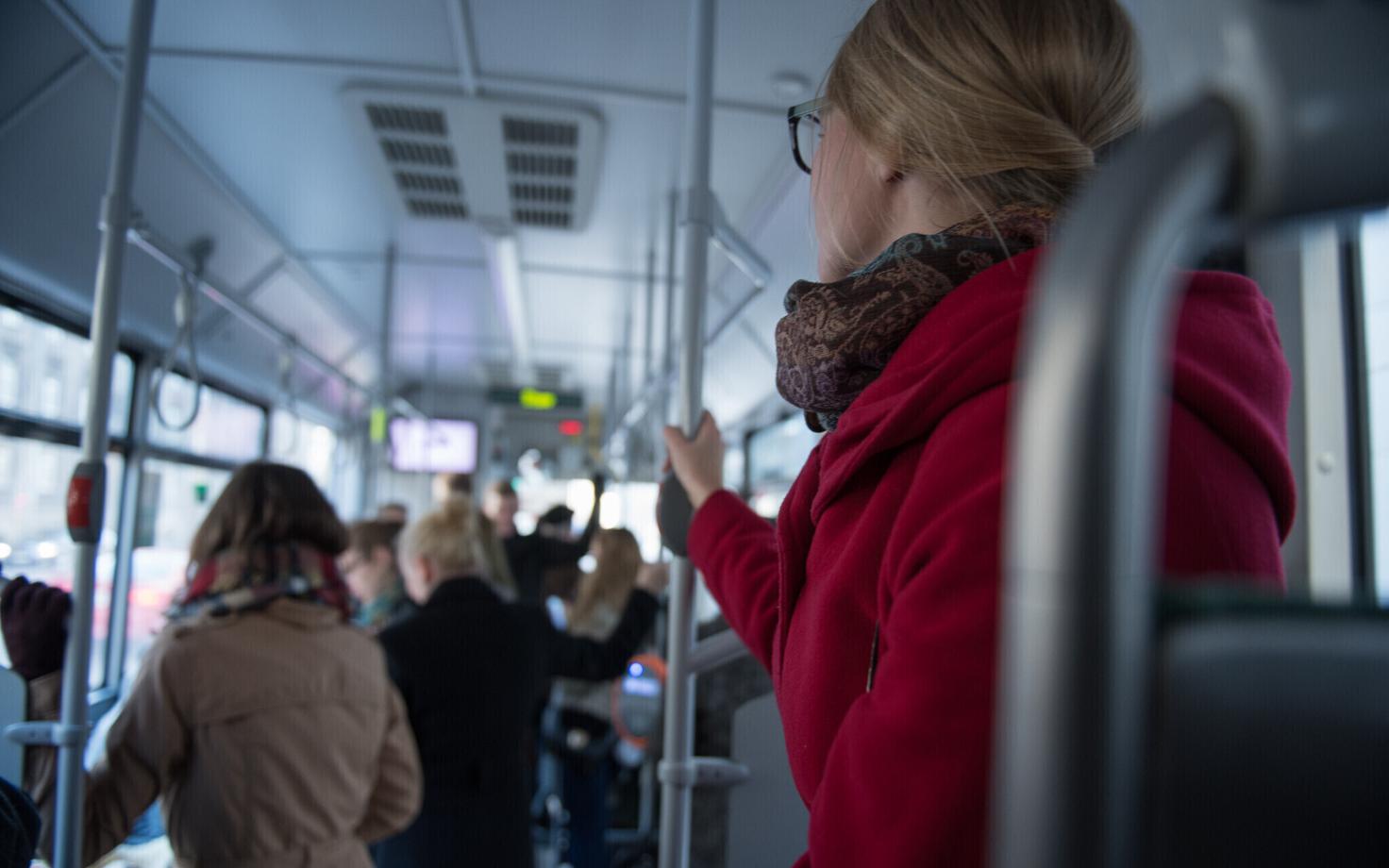 Пассажиры в автобусе.