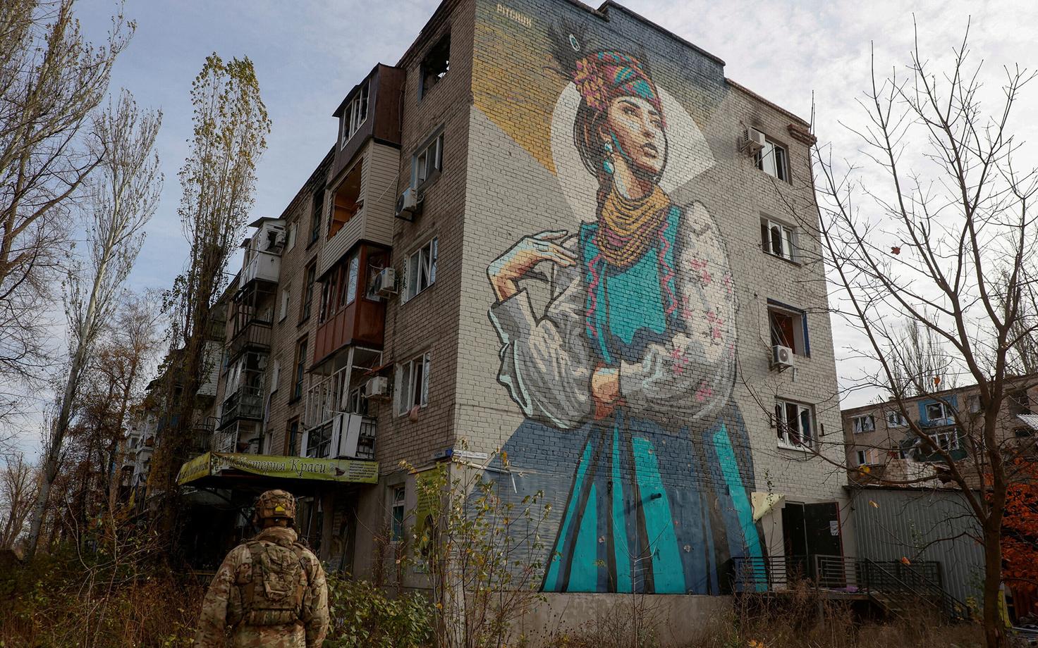 Ukraina sõdur Avdijivkas ühe elumaja kõrval.