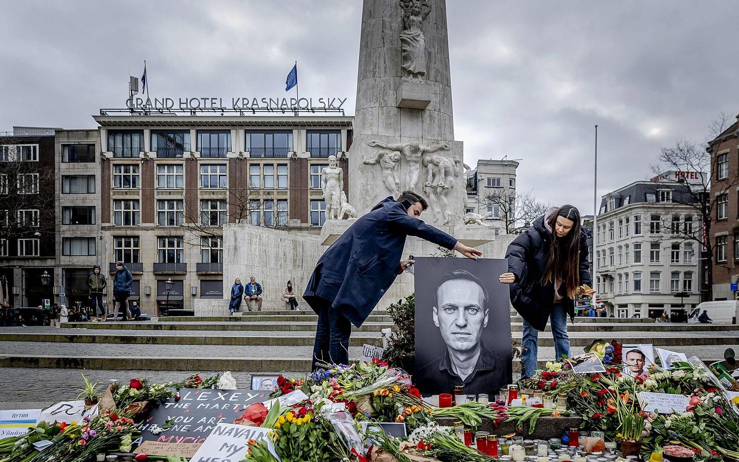 Aleksei Navalnõi mälestuseks toodud lilled Amsterdamis.