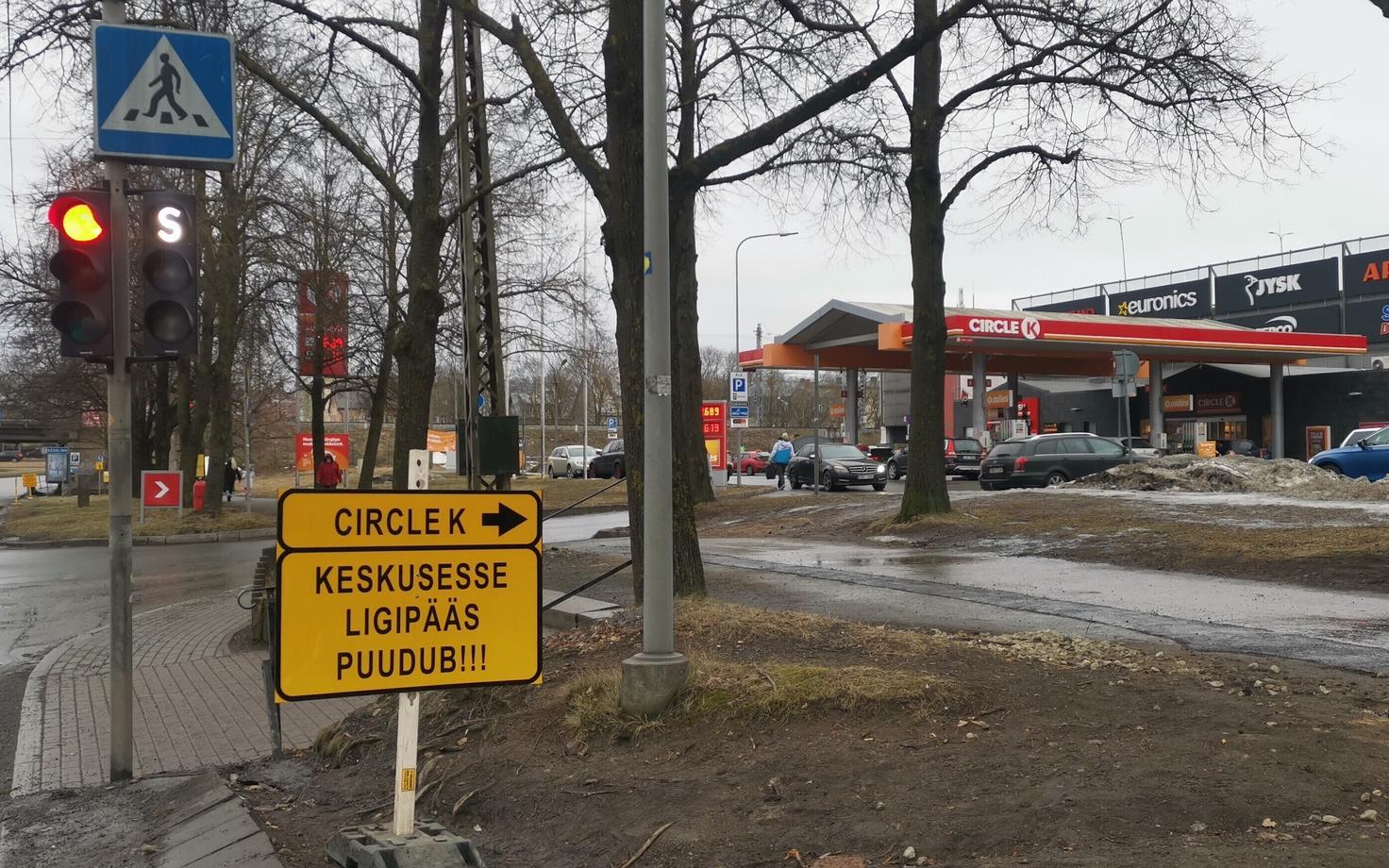 Въезд на парковку ТЦ