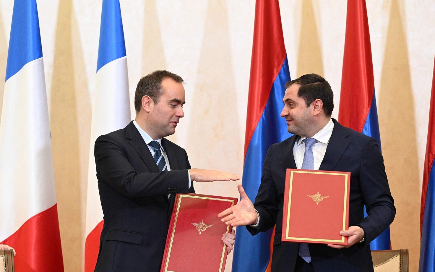 Министр обороны Франции Себастьян Лекорню и его армянский коллега Сурен Папикян.