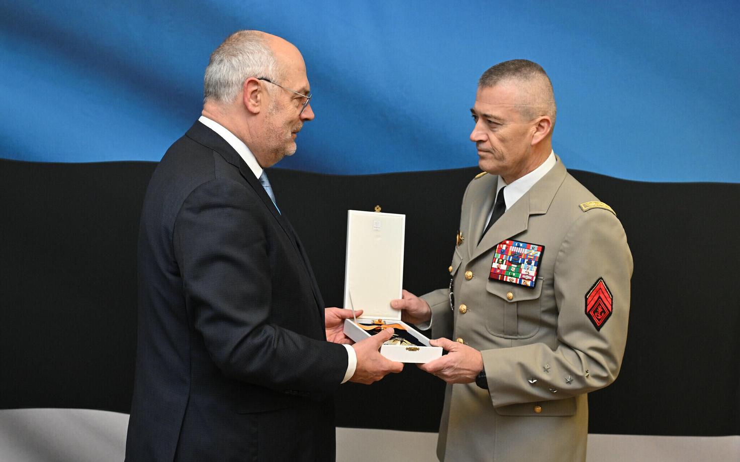 Президент Карис вручил награду начальнику Главного штаба Вооруженных сил Франции.