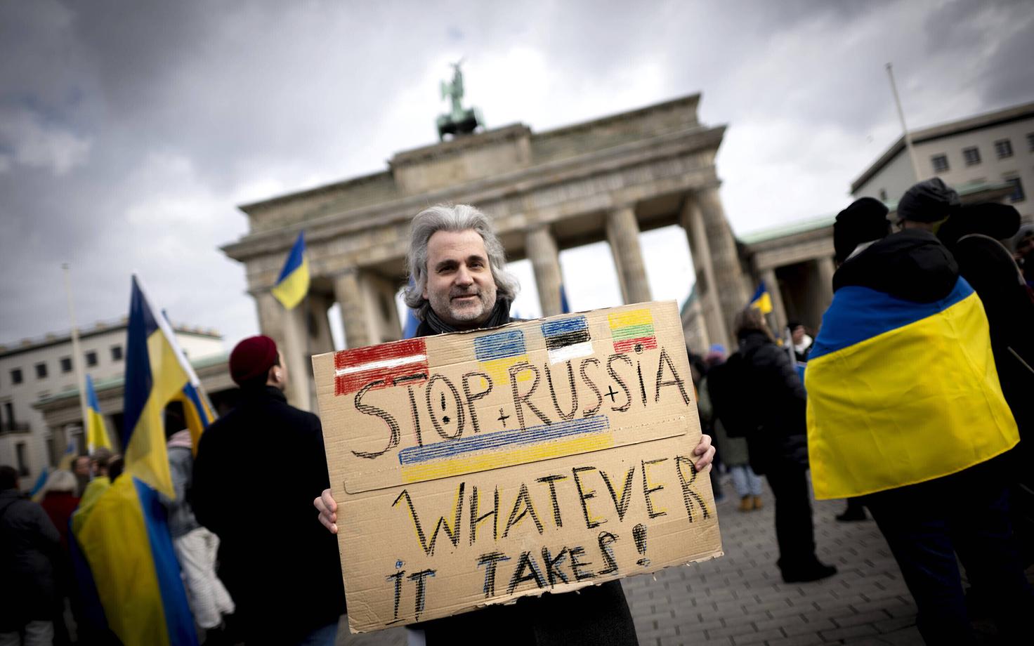 Ukraina toetajate meeleavaldus sõja alguse teisel aastapäeval Berliinis Brandenburgi väravate juures.
