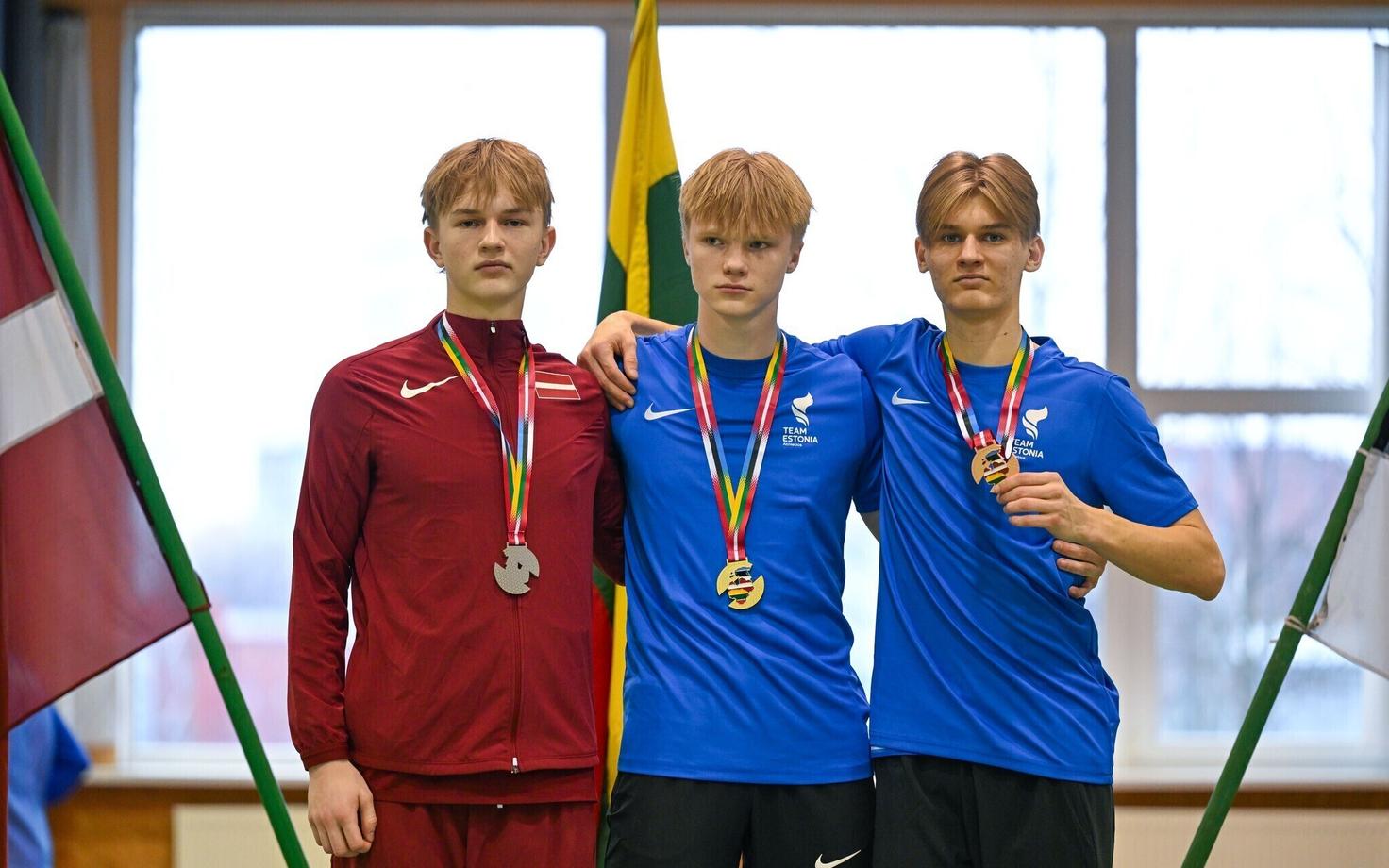 Tristan Konso (keskel) tuli 60 m tõkkejooksu kahekordseks Balti meistriks, Kaspar Palmsaar (paremal) teenis pronksi