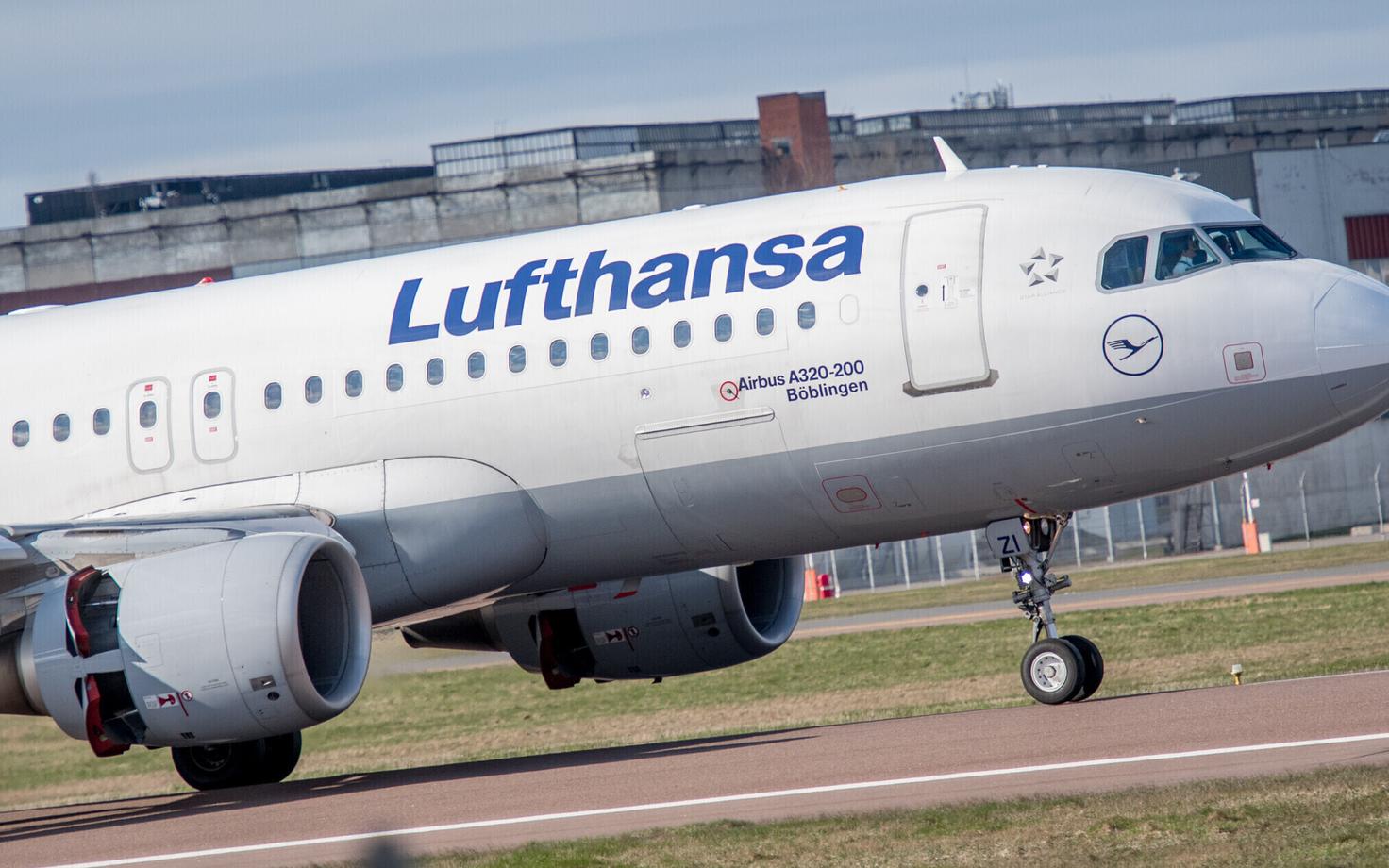 Самолет Lufthansa.