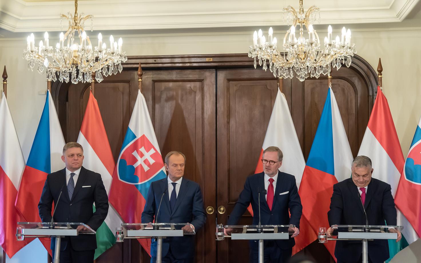 Slovakkia peaminister Robert Fico, Poola peaminister Donald Tusk, Tšehhi peaminister Petr Fiala ja Ungari peaminister Viktor Orban ühisel pressikonverentsil pärast Visegradi grupi kohtumist Prahas.