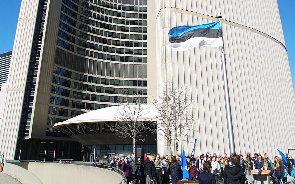 Eesti lipu heiskamine Toronto linnavalitsuse juures Eesti Vabariigi aastapäeval 24. veebruaril 2024.