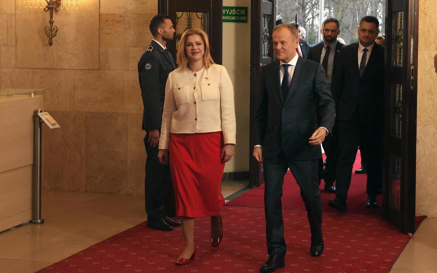 Poola peaminister Donald Tusk kohtumisel Läti peaministri Evika Silinaga.