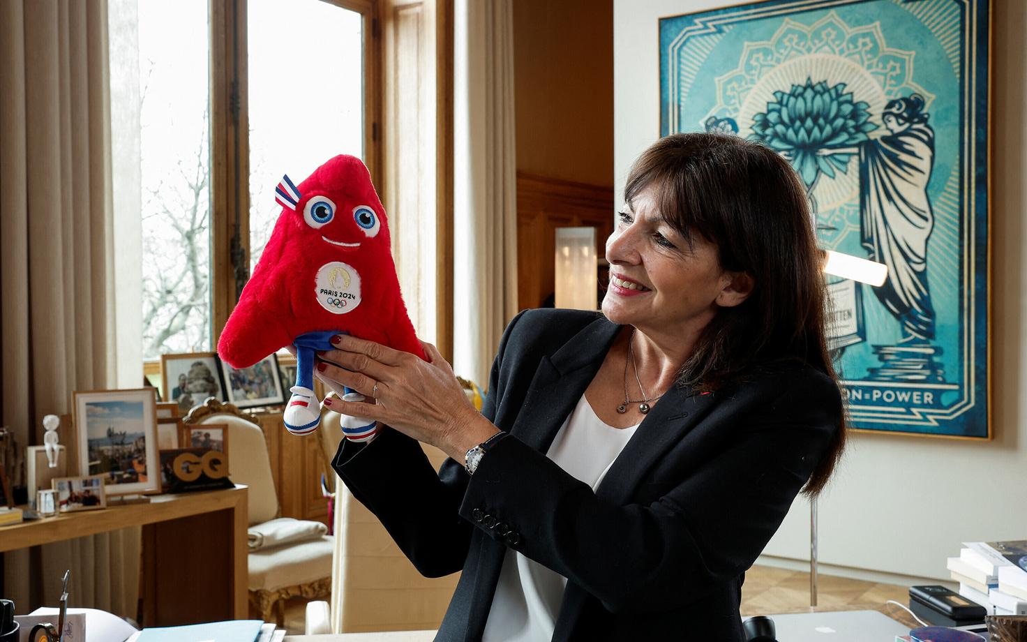 Pariisi linnapea Anne Hidalgo olümpiamängude maskoti Phryges'iga