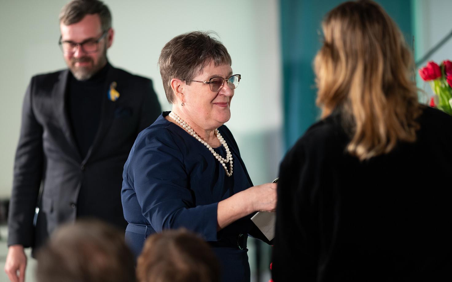 Любовь Киселева получает премию.