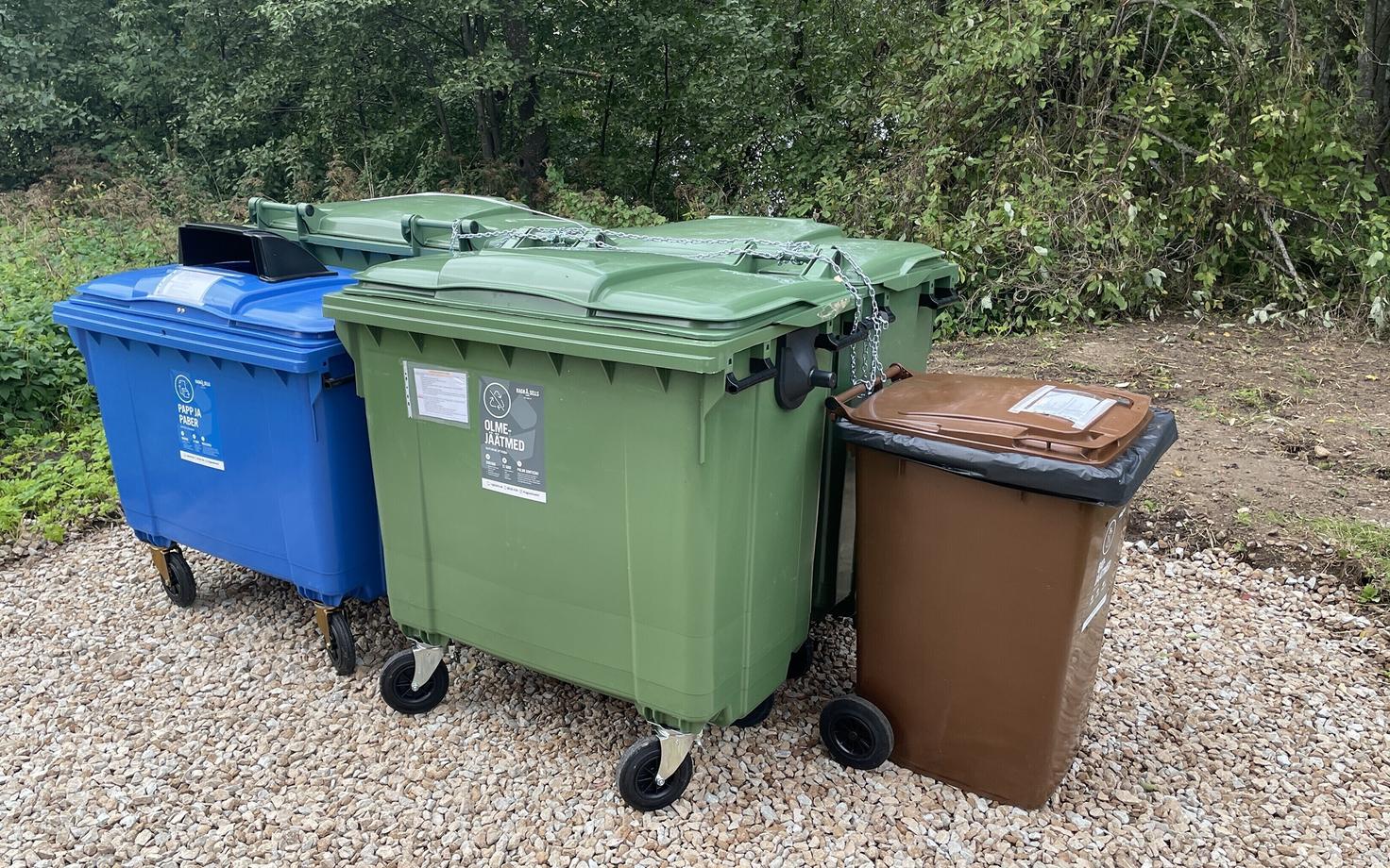 Мусорные контейнеры.