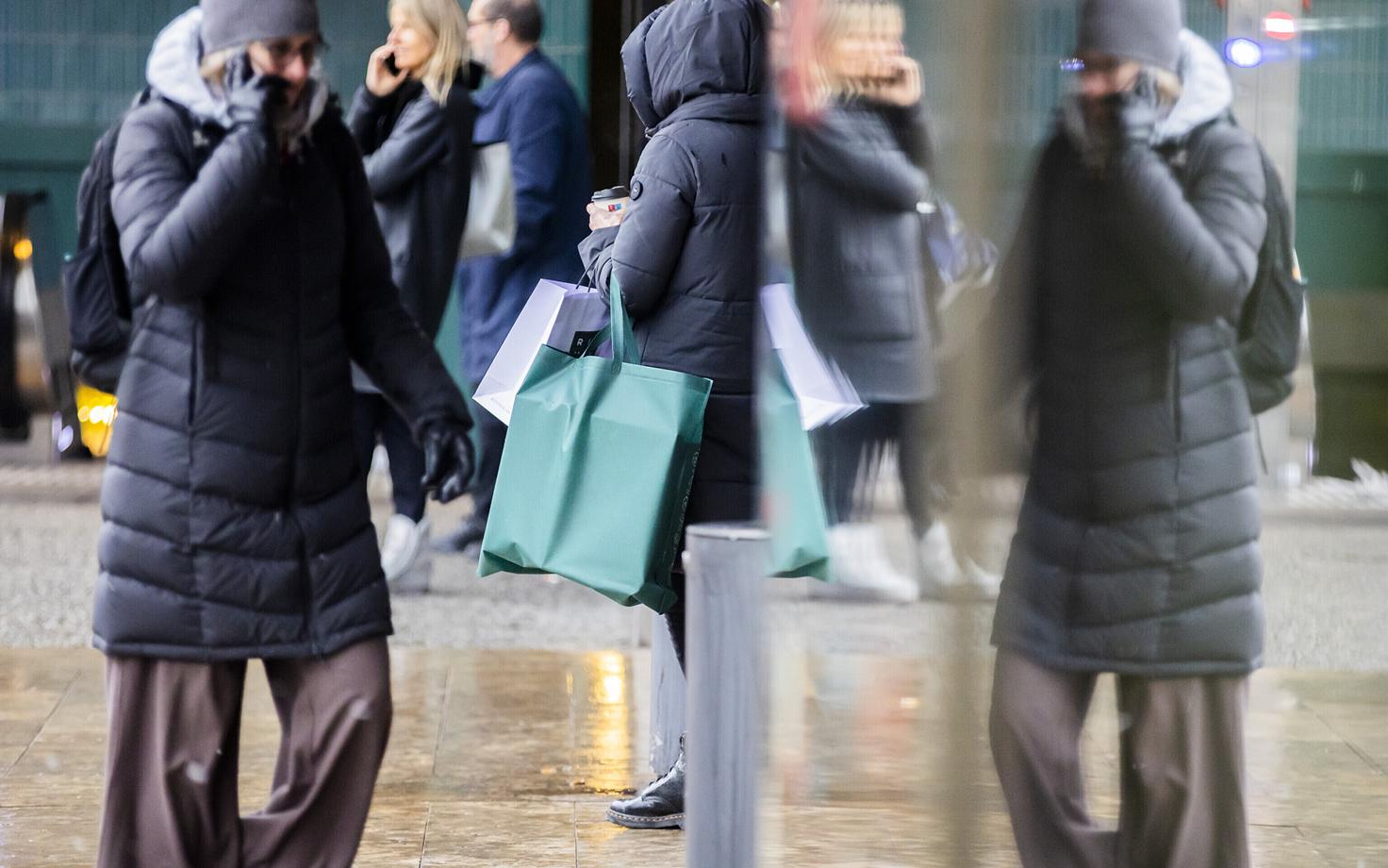 Люди в торговом центре в Берлине.