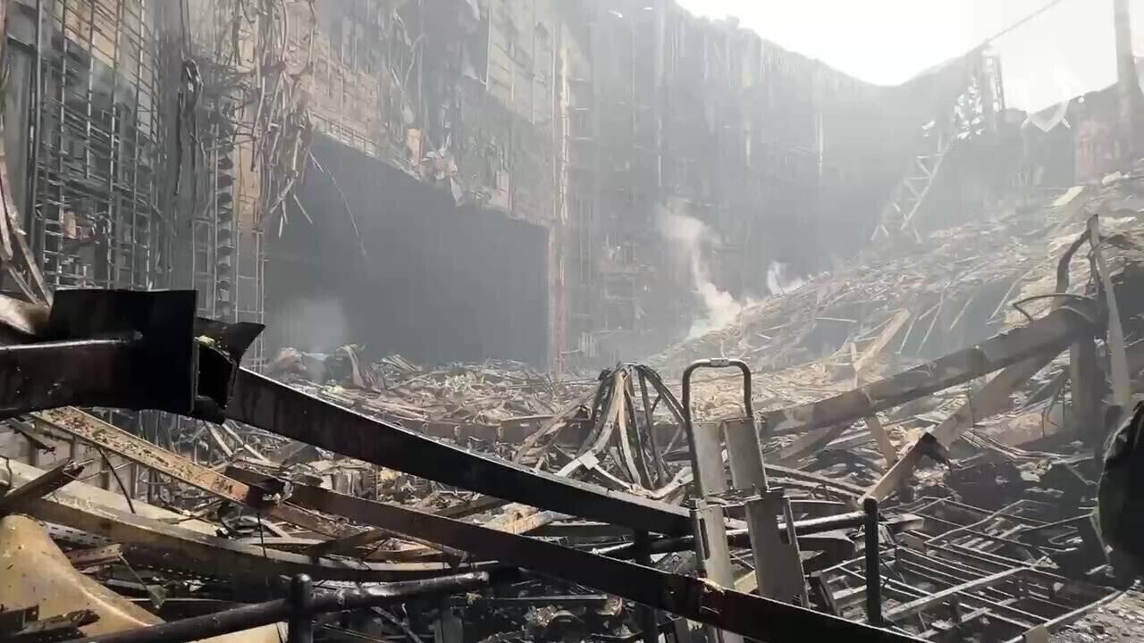 Часть здания концертного зала после пожара и обвала конструкций..