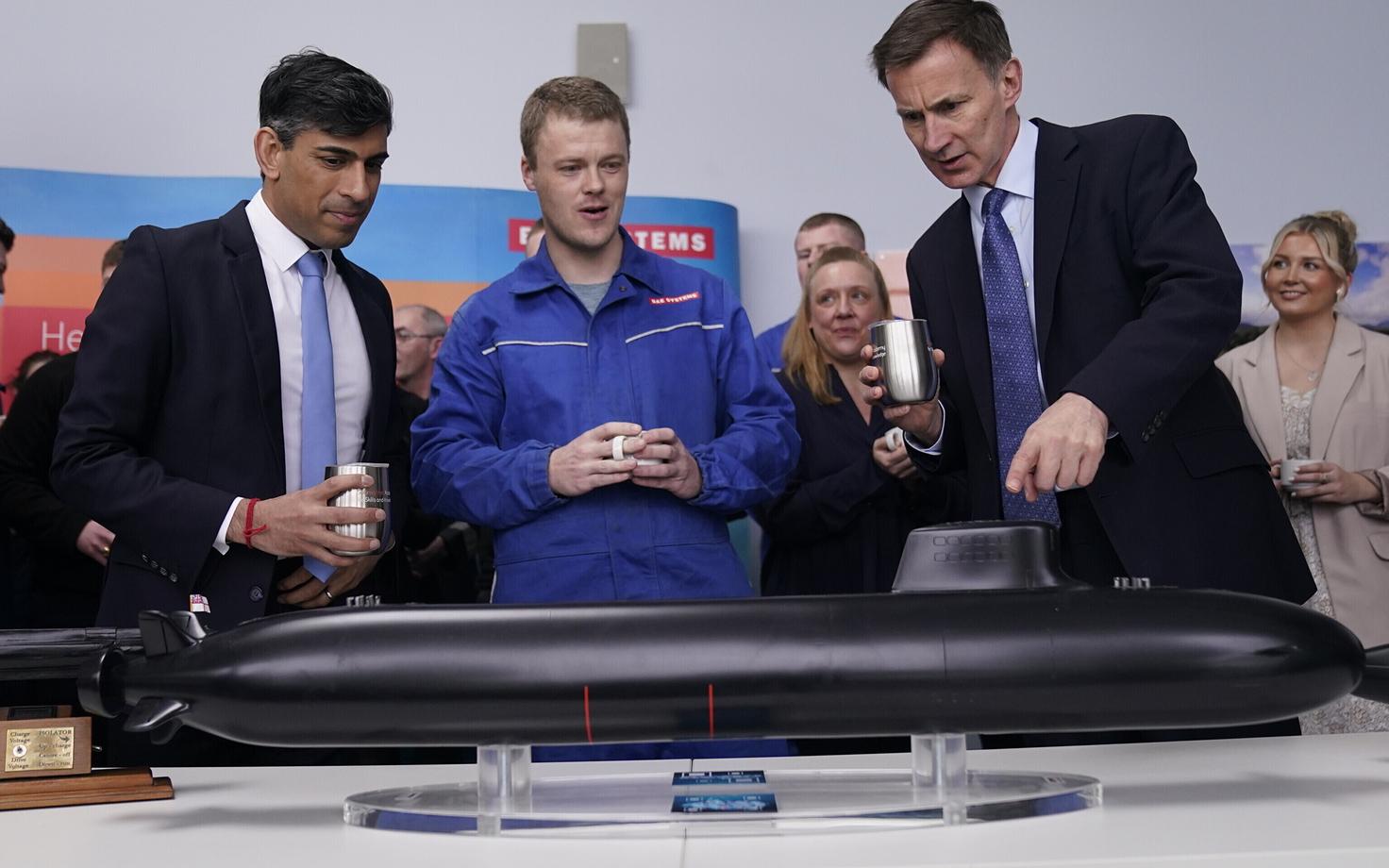 Briti peaminister Rishi Sunak (vasakul) ja rahandusminister Jeremy Hunt (paremal).