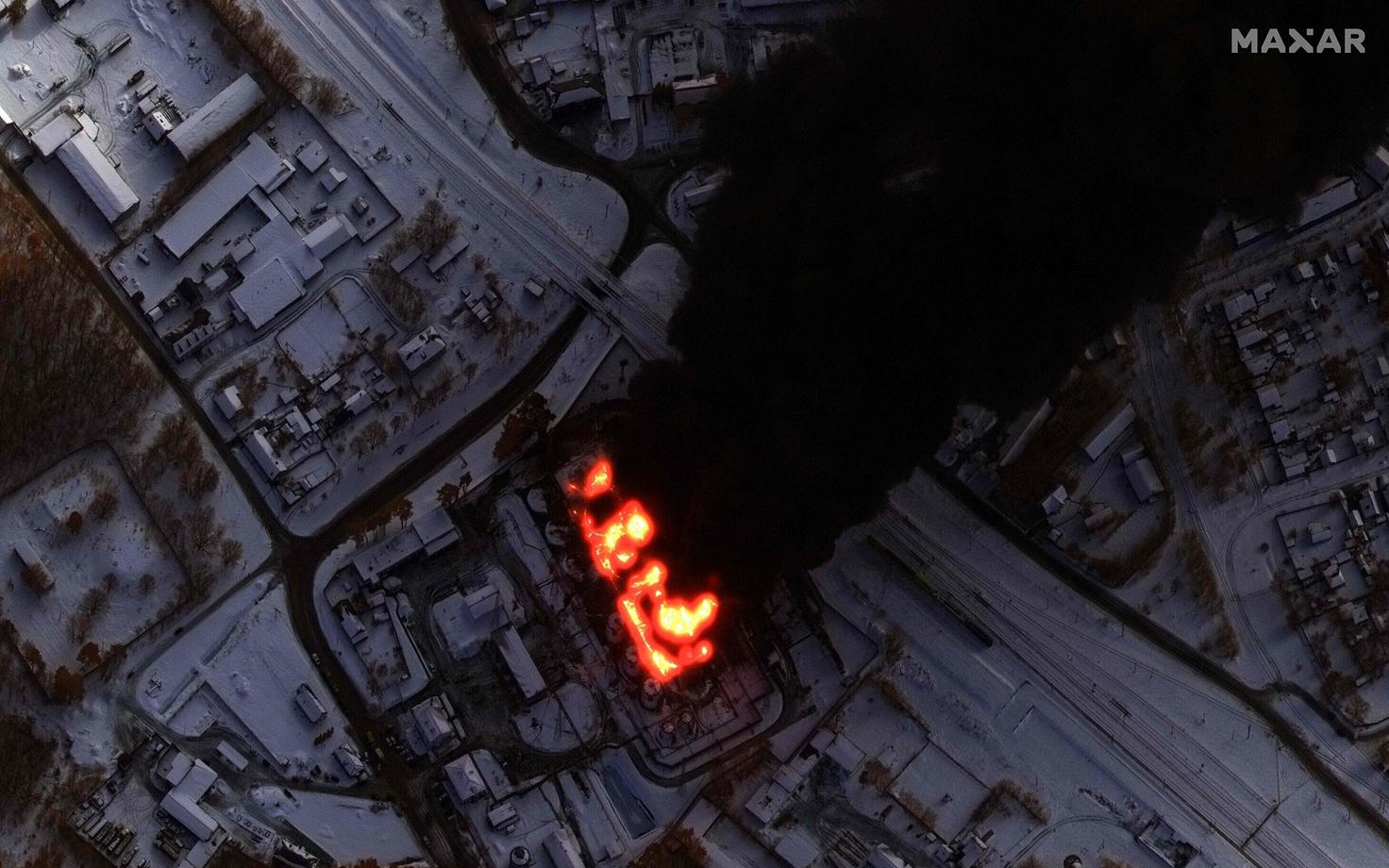 Пожар на нефтебазе в российском городе Клинцы был виден даже на снимках со спутника.