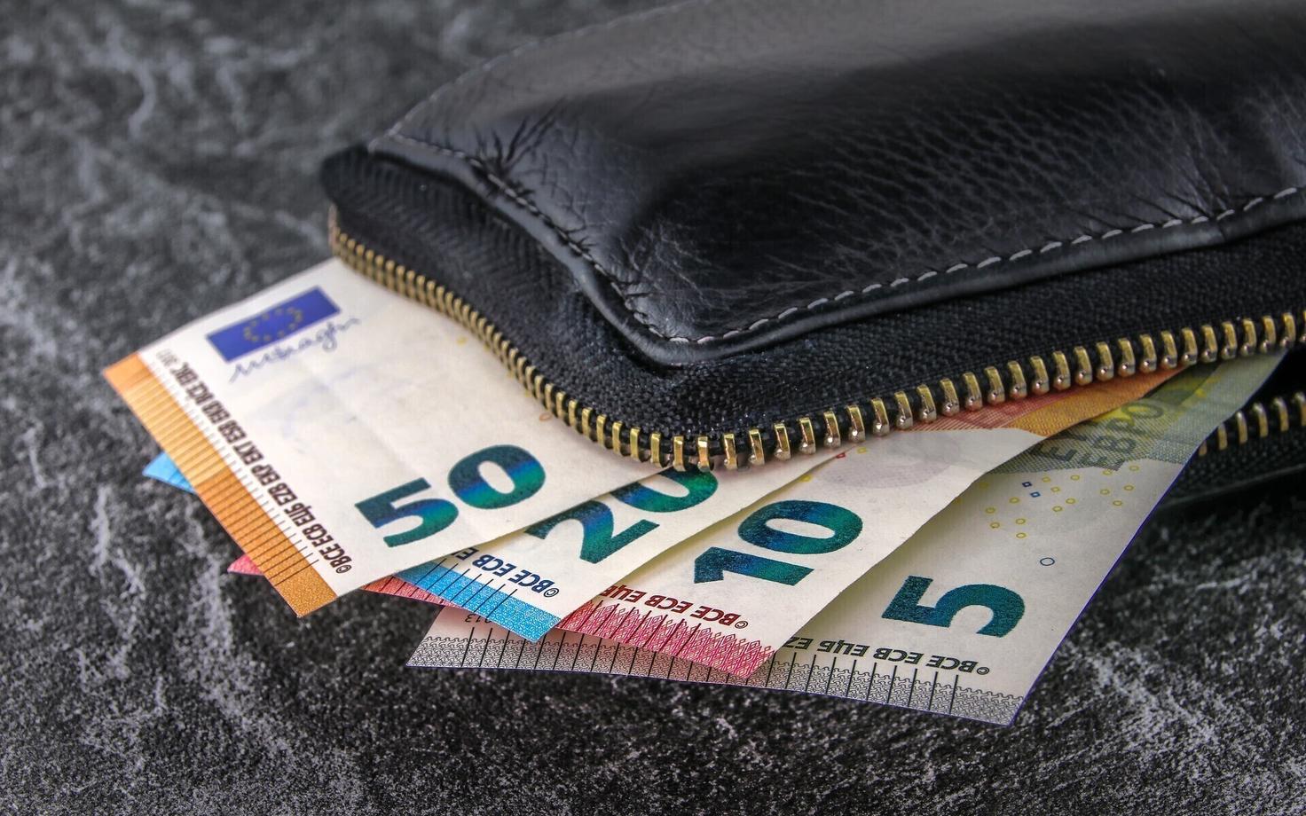 Деньги. Иллюстративная фотография.