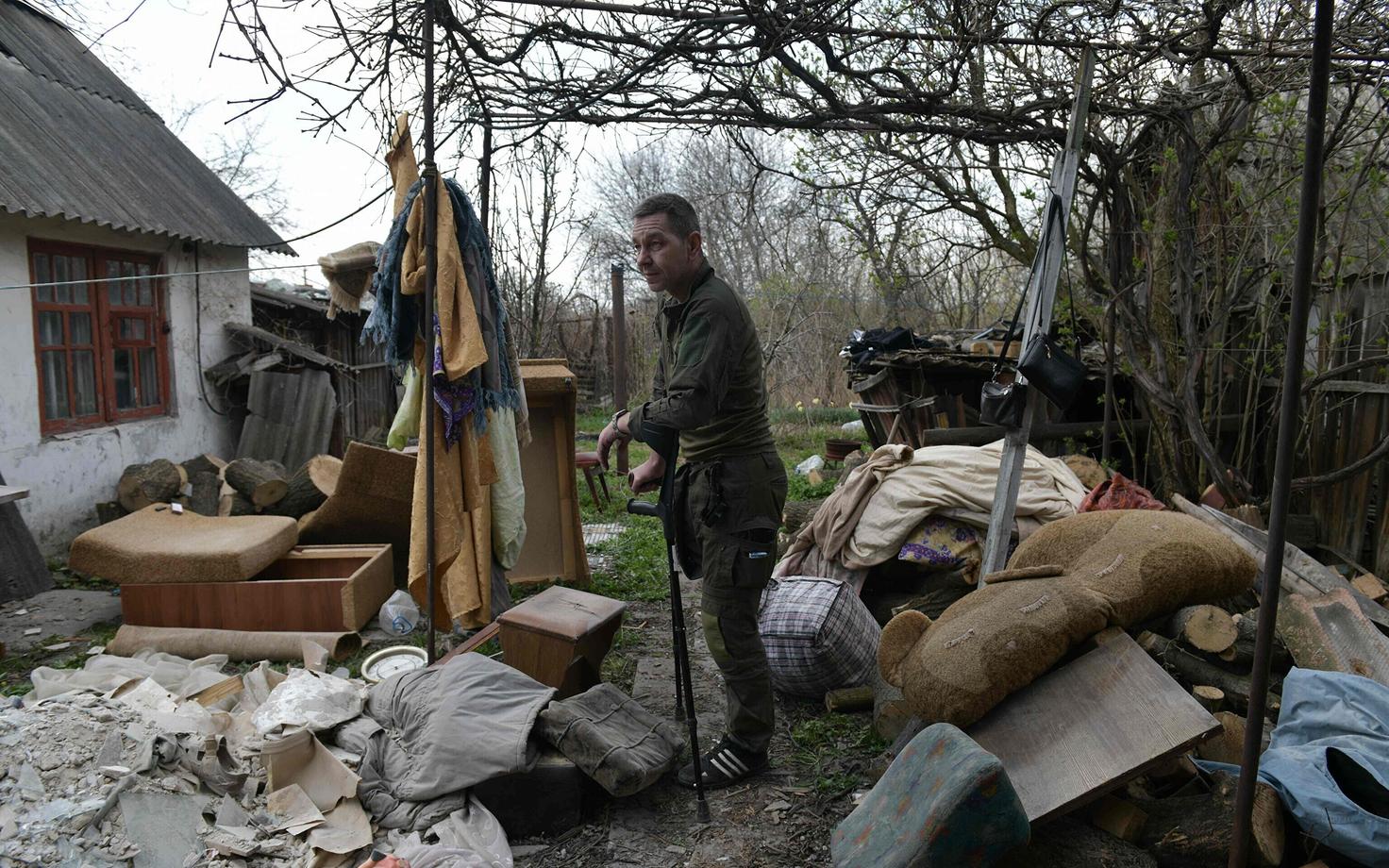 Местный житель около своего недавно пострадавшего от российских атак дома в Горловке.