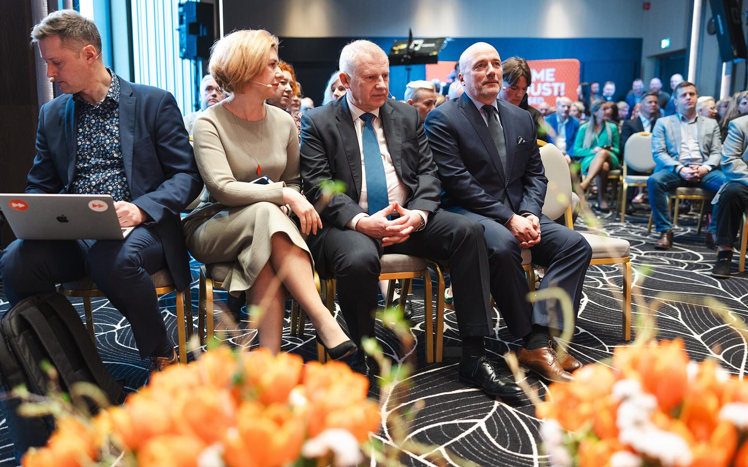 Parempoolsete koosolek.