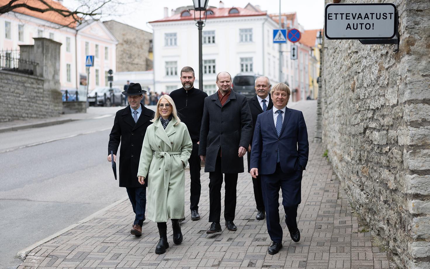 EKRE kandidaadid oma dokumendid Euroopa Parlamendi valimisteks valimiskomisjoni viimas.